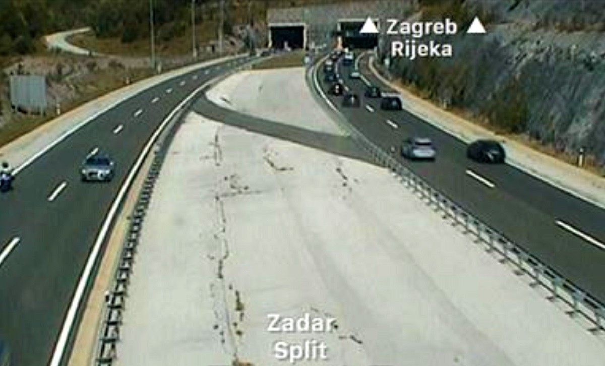 U vrijeme najvećih gužvi turistkinja stala ispred tunela Mala Kapela, prepala se ući