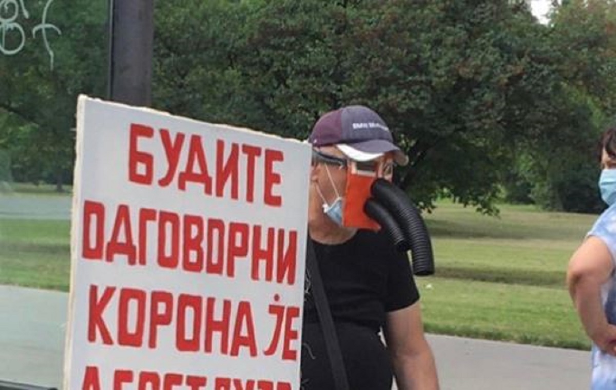 Ljudi u nevjerici gledali Beograđanina s maskom kućne izrade i njegovo upozorenje