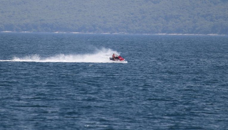 Žena se utapala kod Makarske. Policija pucala u zrak da dozove brod, spasili ju