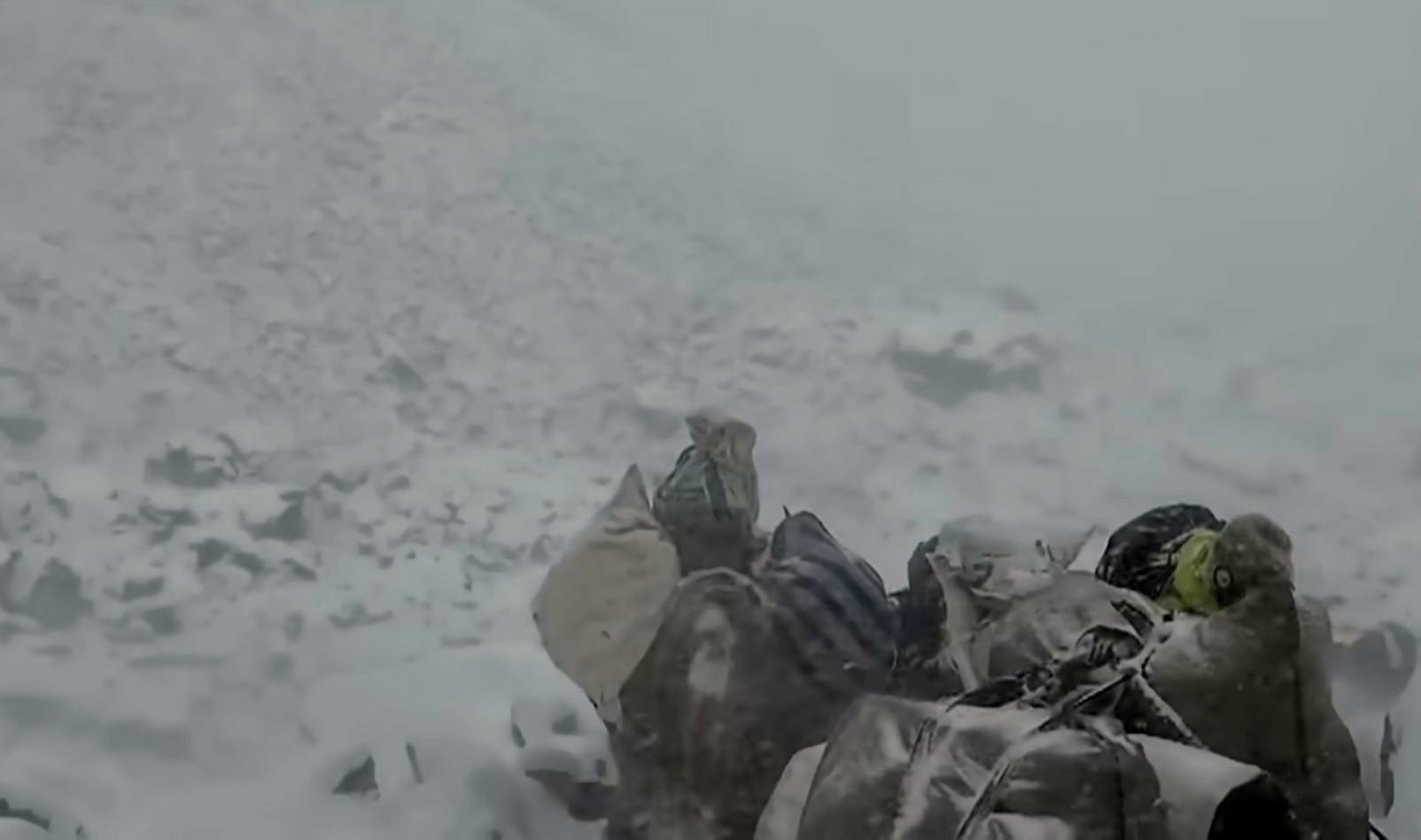 Iznenadna mećava na Everestu, stotine planinara čekaju spas