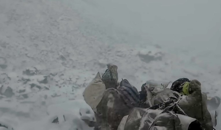 Iznenadna mećava na Everestu, stotine planinara čekaju spas