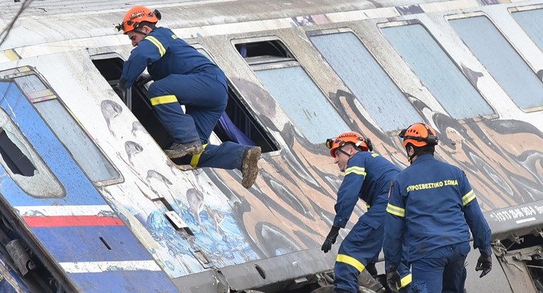 Broj poginulih u sudaru vlakova u Grčkoj narastao na 57. Radnici željeznica u štrajku