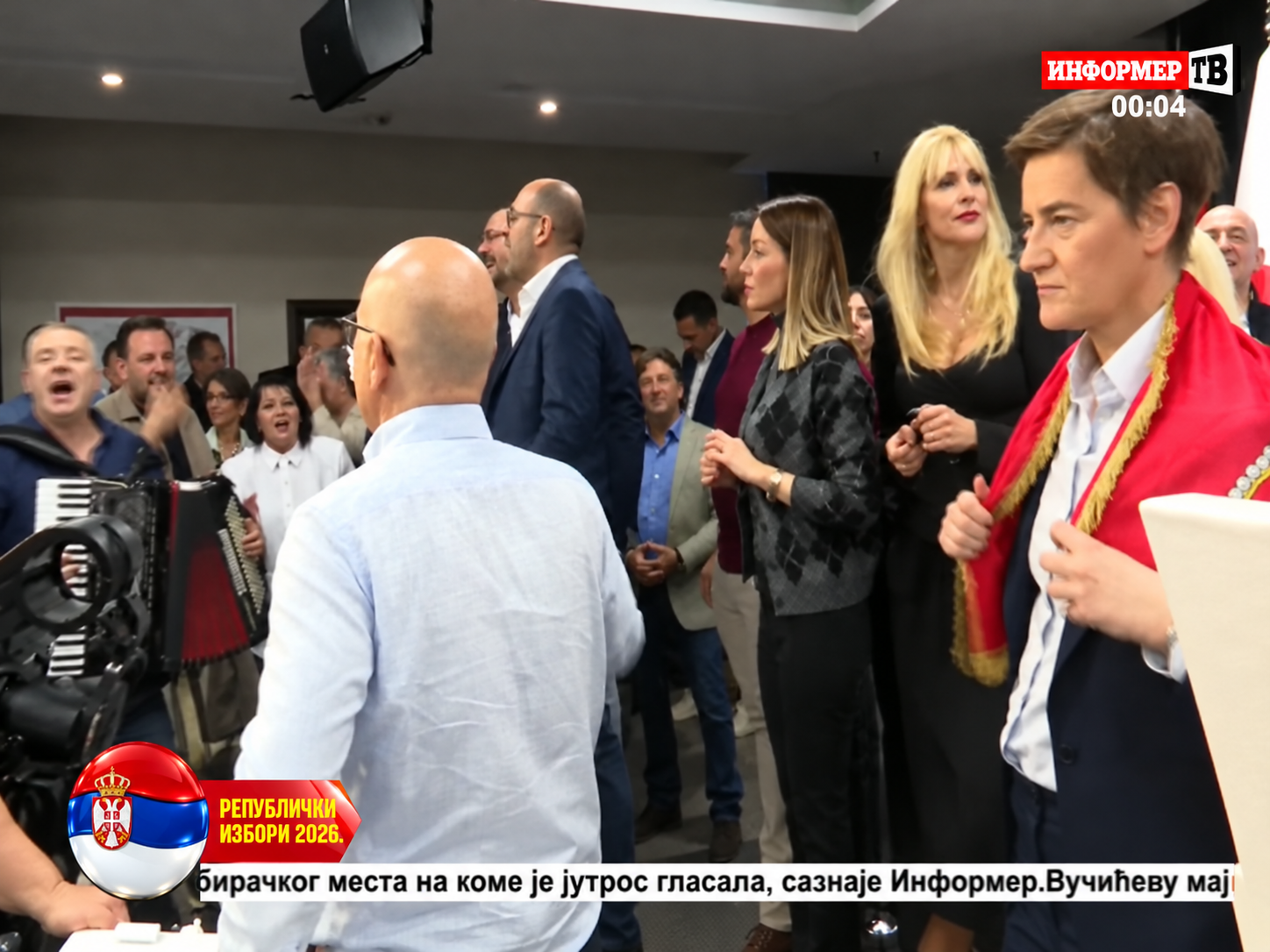 Ovako je izgledao Vučićev stožer nakon poraza: Brnabić sa zastavom, pjevaju "Đenerale"