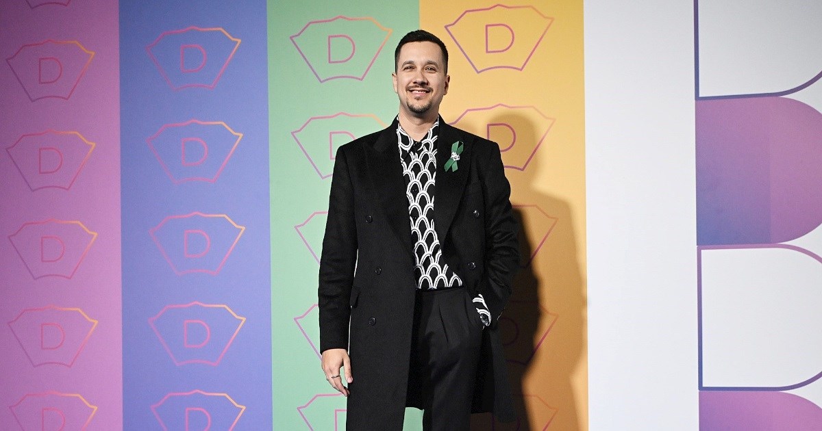 Marko Tolja na Plavom tepihu uoči Dore na kaputu imao detalj koji šalje važnu poruku