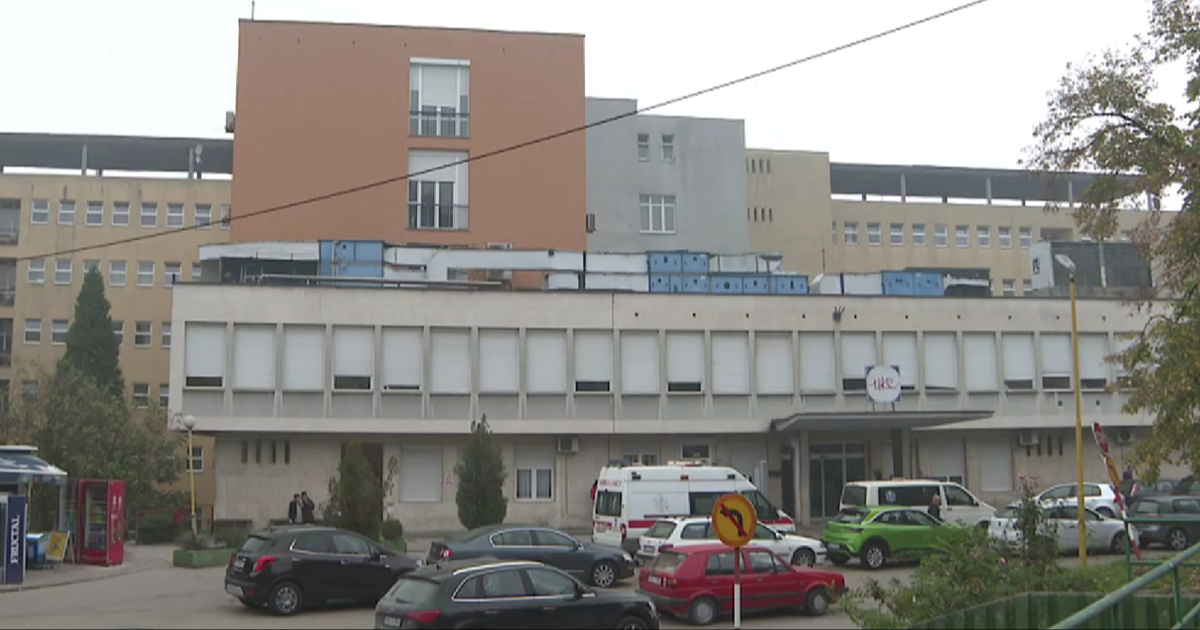 Ispred bolnice u Tuzli osvanula uvredljiva poruka za torcidaše i Delije