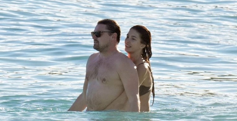 DiCaprio uživao na plaži s 23 godina mlađom curom, njegov izgled privukao pažnju