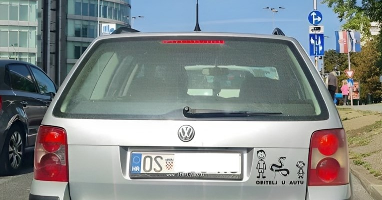 Fotka auta s neobičnom naljepnicom nasmijala mnoge, ljudi pišu: "Netko se razvodi" 