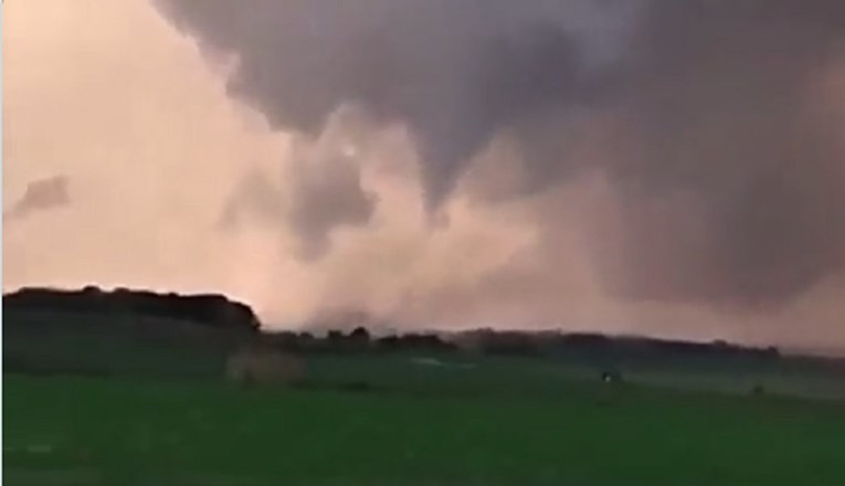 VIDEO Manji tornado pogodio dio Francuske. Vjetar oštetio kuće i srušio zgradu