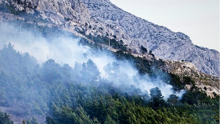 Požar kod Omiša je pod nadzorom, veći dio vatrogasaca povučen s terena