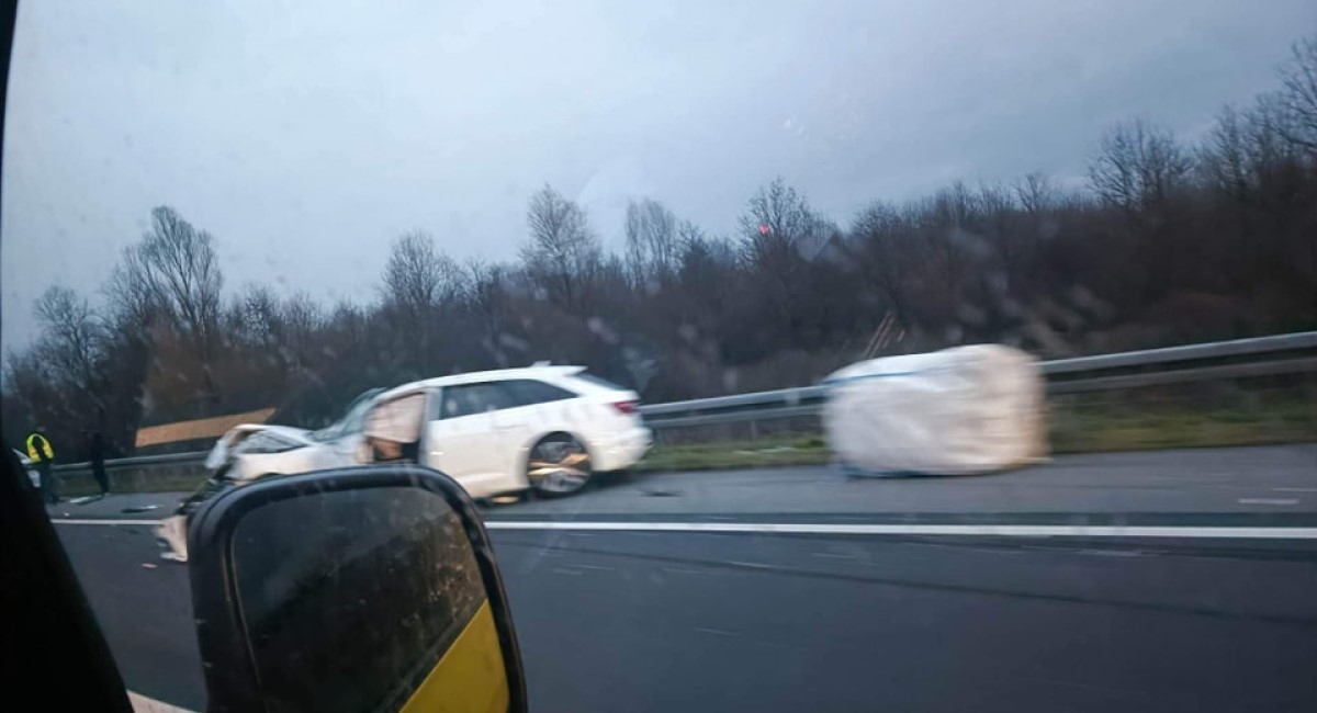 Na autocesti kod Zaprešića s kamiona pale bale sijena, oštećena dva auta