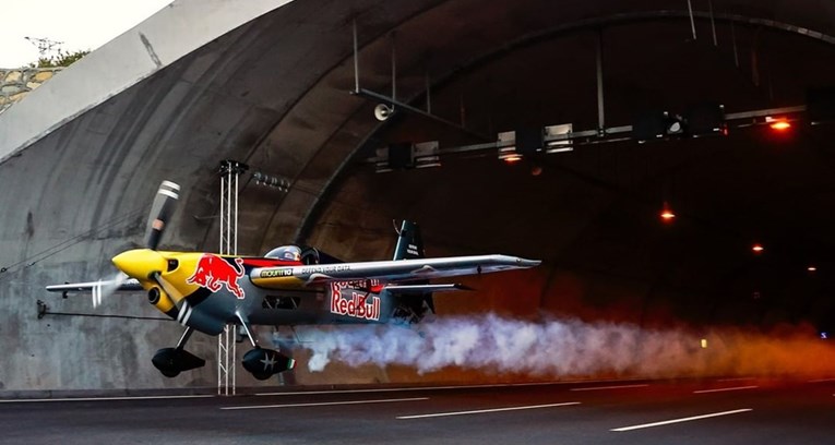 Nevjerojatna snimka: Avionom letio kroz dva tunela 245km/h i srušio svjetski rekord