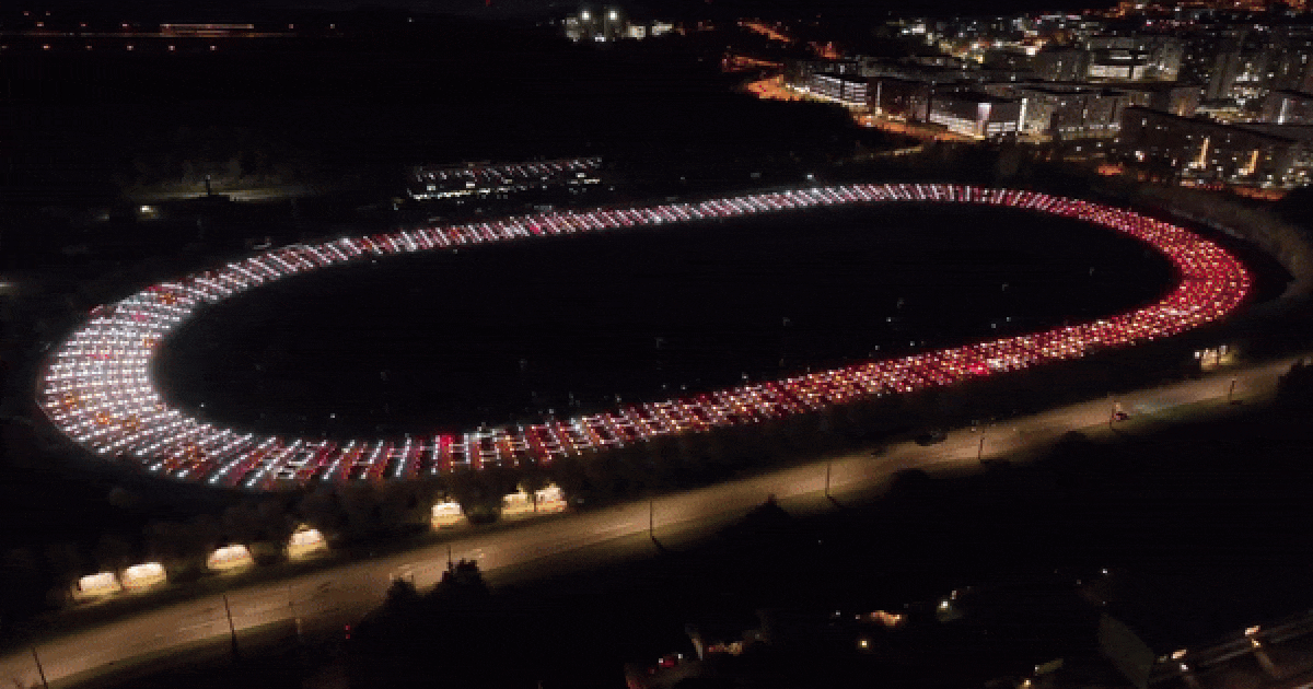 VIDEO Novi rekord. Pogledajte light show više od 900 Tesli