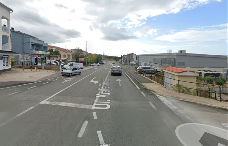 Mađar s 4.47 promila vozio po parkingu u Selcu i zabio se u betonsku kantu