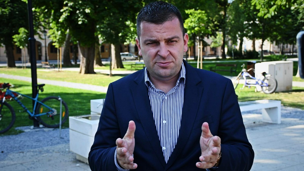 HSLS: Poslali smo Grmoji i Petrovu Weberovu knjigu Politika kao poziv