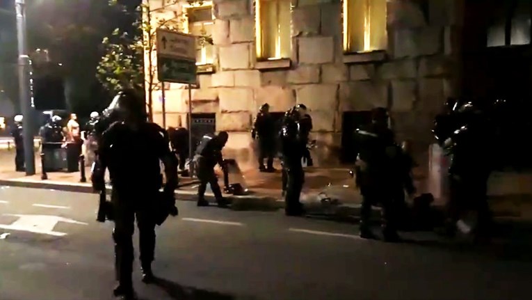 VIDEO Policija u Beogradu ispalila suzavac pa se sama gušila od njega