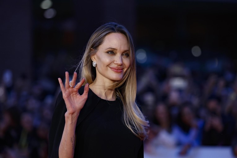 Angelina Jolie kaže da želi napustiti Hollywood, ali ne može zbog novca
