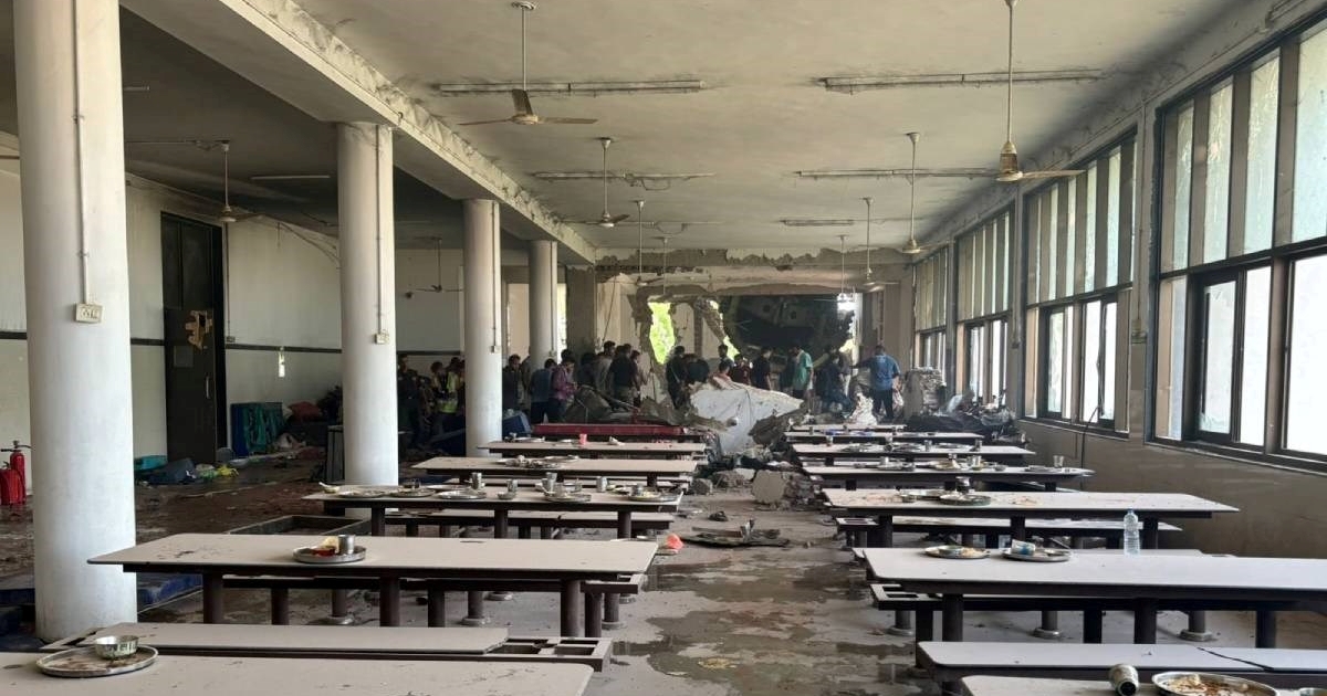 Avion s 244 osobe u Indiji se srušio na hostel u kojem su liječnici
