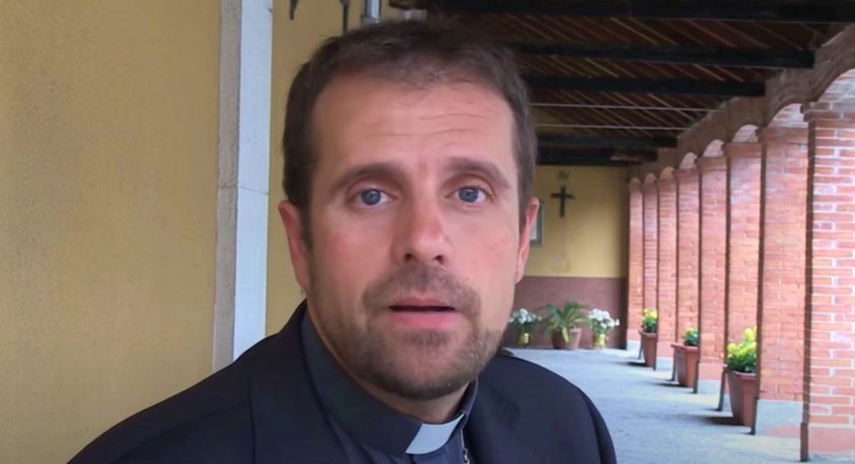 Biskup se zaljubio u autoricu erotsko-sotonističkih romana, dao je ostavku