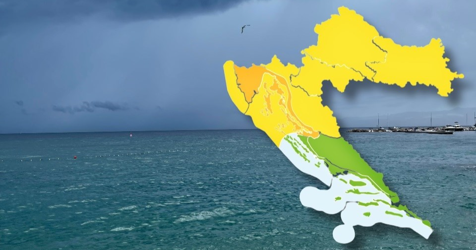 Pala stabla u Rijeci, munja zapalila krov. Problemi u prometu, izdan narančasti alarm