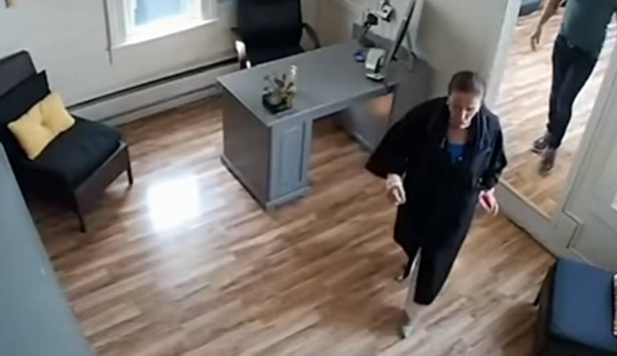 VIDEO Pelosi uhvaćena kako krši mjere, snimljena kod frizera bez maske