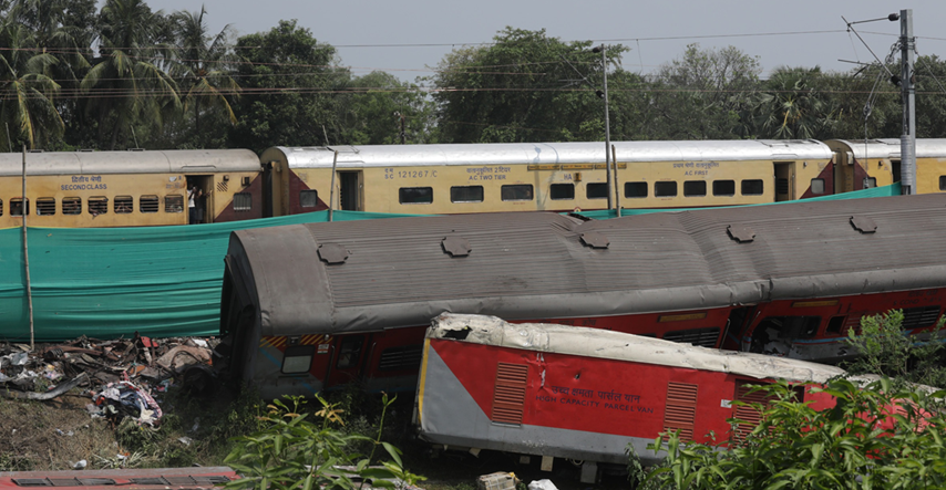 Indijski strojovođe gledali utakmicu pa se zabili u drugi vlak. Poginulo 14 ljudi