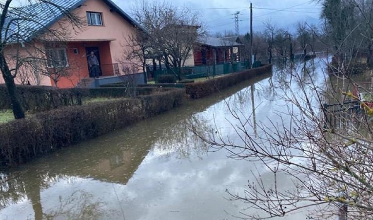 FOTO Velike poplave oko Gospića, kuće pod vodom. Evo gdje je najgore