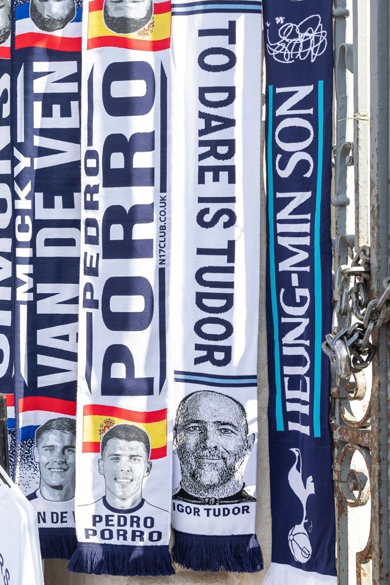 Prodaje se šal s Tudorovim likom uz poznatu izreku