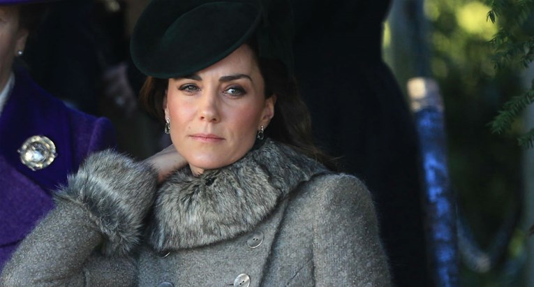 Iako je izgledala sjajno, Kate Middleton je požalila zbog svog božićnog outfita