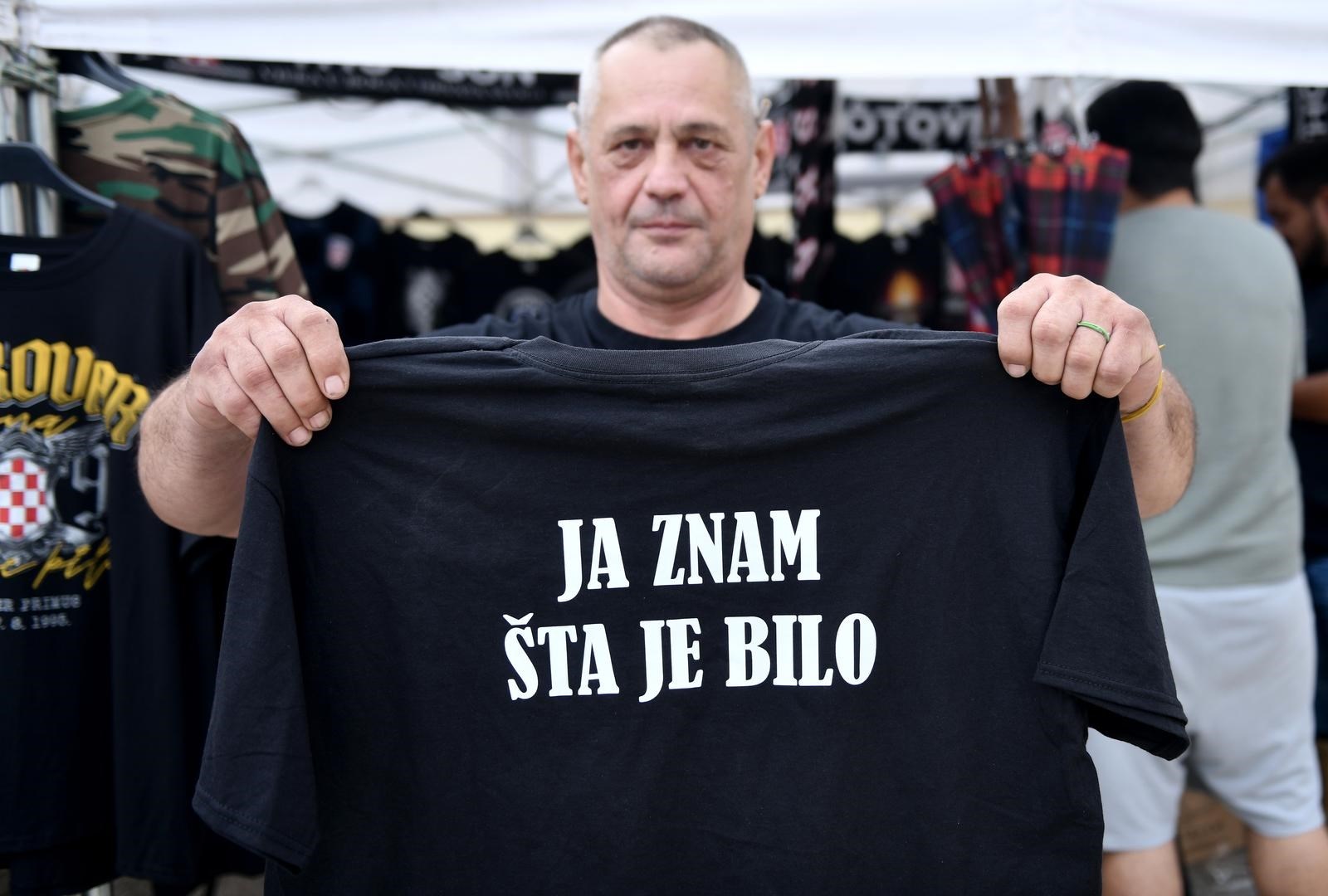 Posjetitelji stižu u Sinj zbog Alke i Thompsonova koncerta, kupuju majice s natpisima