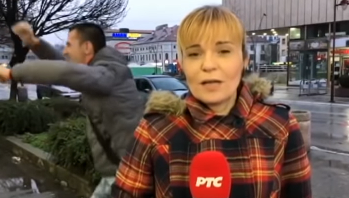 Srpska reporterka se javila uživo, nije primijetila što joj lik izvodi iza leđa