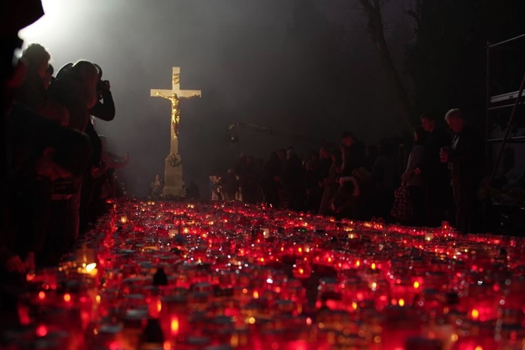 FOTO I VIDEO Pogledajte kako Mirogoj izgleda u sumrak na Sve svete