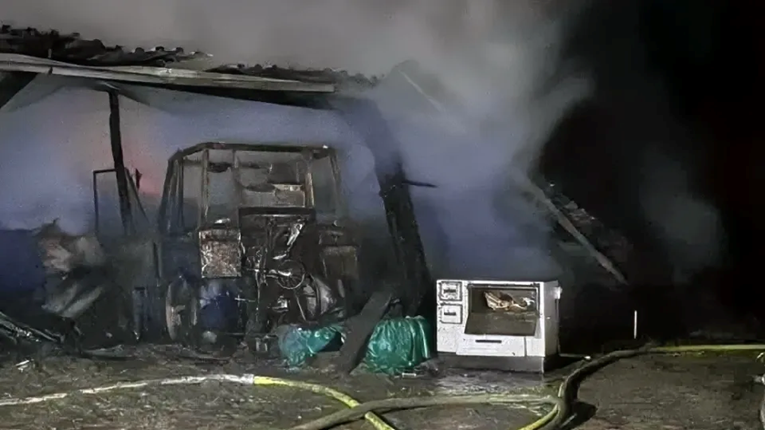 Golemi požar na OPG-u kod Grubišnog Polja. Stradale životinje i strojevi