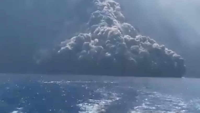 VIDEO Eruptirao vulkan Stromboli kod Sicilije, pogledajte trenutak erupcije