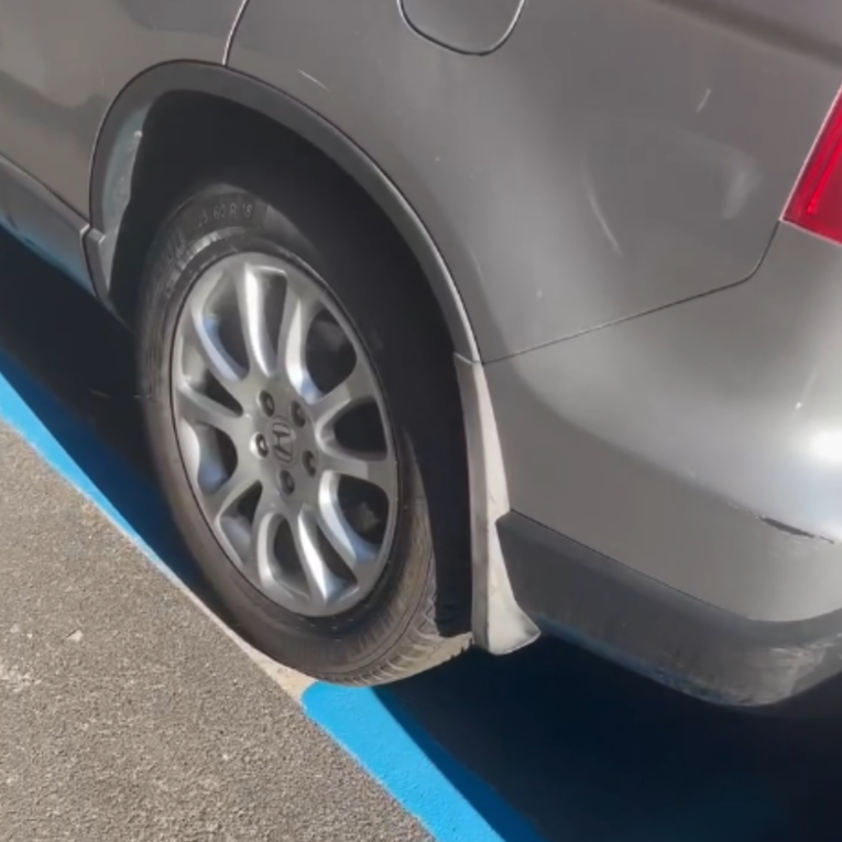 VIDEO Parkirao besplatno u Rimu, ujutro su oko auta obojili plave crte i kaznili ga