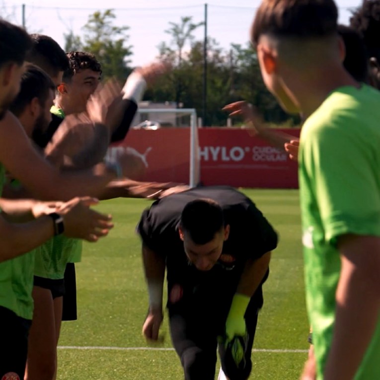 Livaković nije uspio izbjeći obred inicijacije u novom klubu. Pogledajte snimku