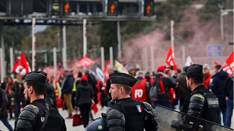 Ne prestaju prosvjedi u Francuskoj, u štrajku rafinerije i radnici željeznice