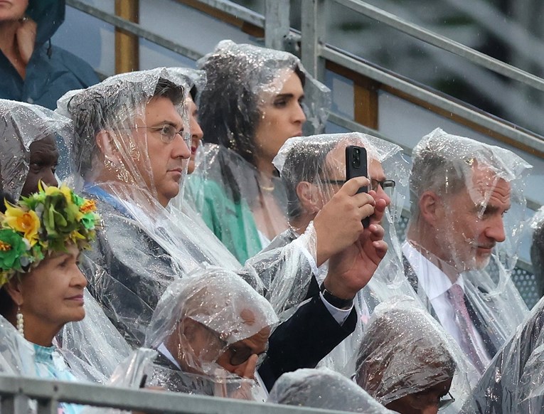 Ovako se Plenković štitio od kiše na otvaranju Olimpijskih igara