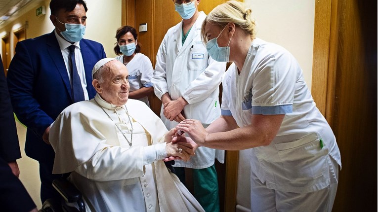 Papa će se vratiti u Vatikan čim je prije moguće, kaže njegov glasnogovornik