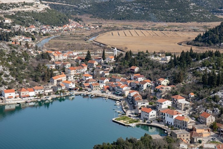 Mrtvu bebu usred noći dovezli u dubrovačku bolnicu, majka ju je rodila kod kuće