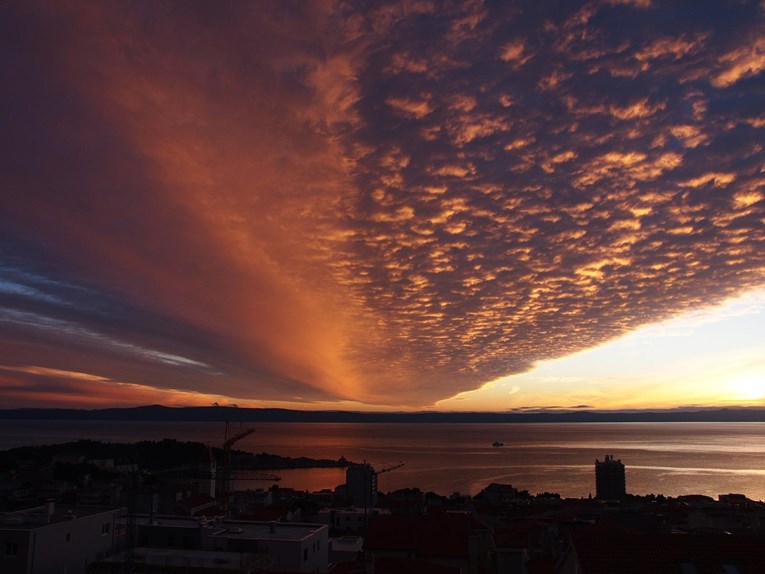 Fotka dana: Zalazak sunca u Makarskoj danas je izgledao kao prizor iz bajke