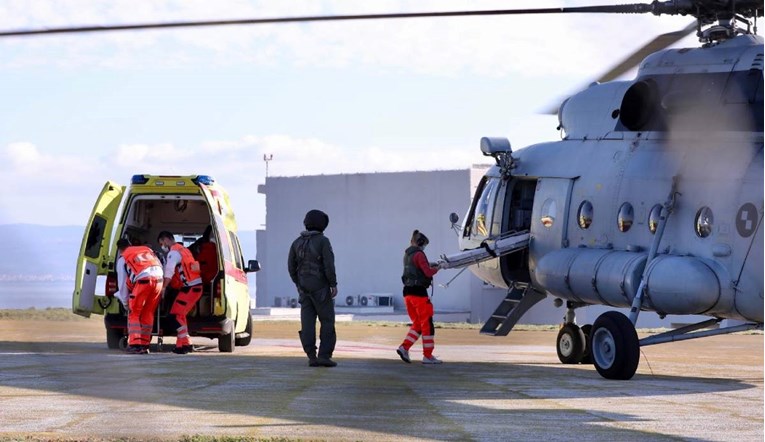 Dječak (11) pao s balkona kuće u Metkoviću, helikopterom je prevezen u bolnicu 