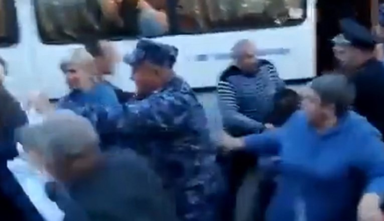 Gerašenko objavio snimku: "Mobilizirani se tuku s policijom, viču da ne žele ginuti"