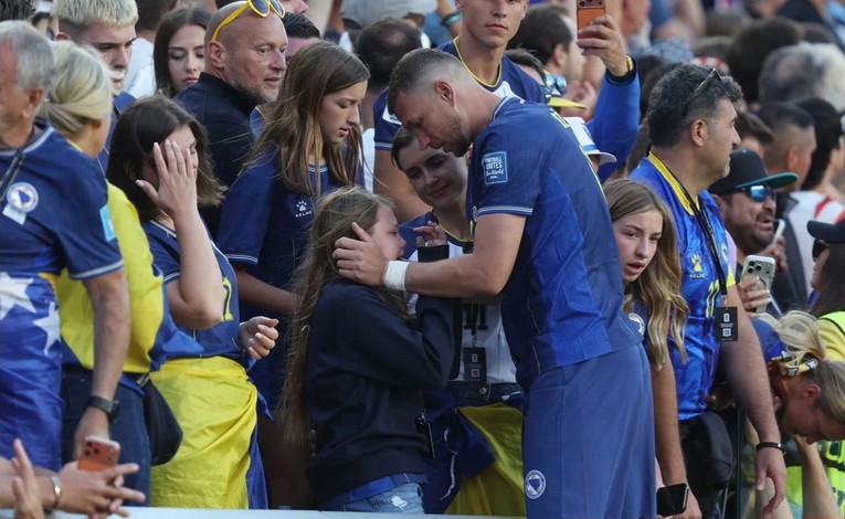 VIDEO Džeko tješio uplakanu djecu nakon ispadanja BiH sa Svjetskog prvenstva