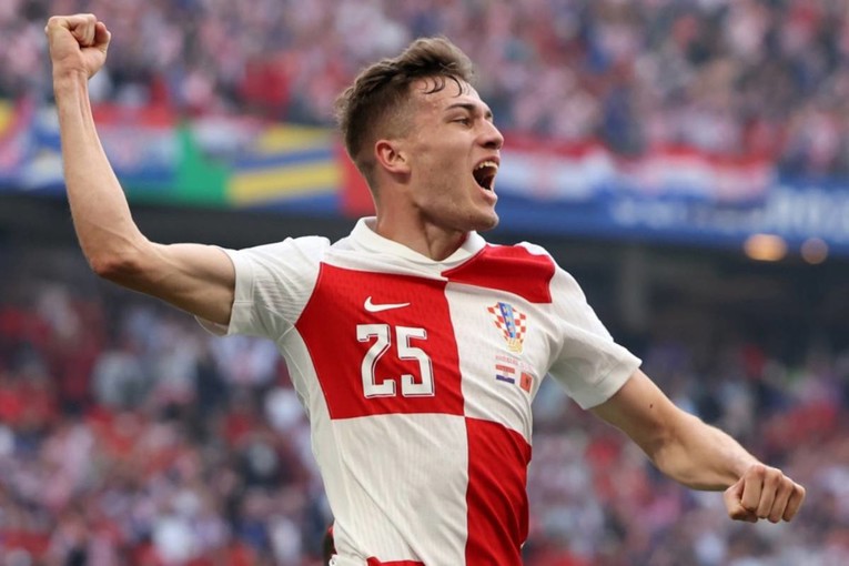 FOTO Hrvatski reprezentativac na odmoru pozirao u dresu Hajduka. Navijači oduševljeni
