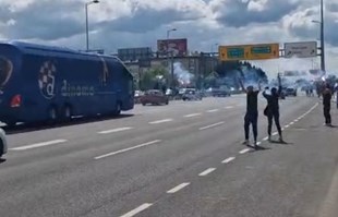 VIDEO Bad Blue Boysi bakljama i pjesmom ispratili Dinamo u Rijeku