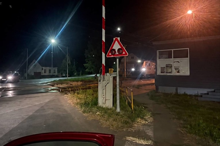 VIDEO Rampa se digla dok je vlak dolazio. "Mahali smo drugim vozačima"