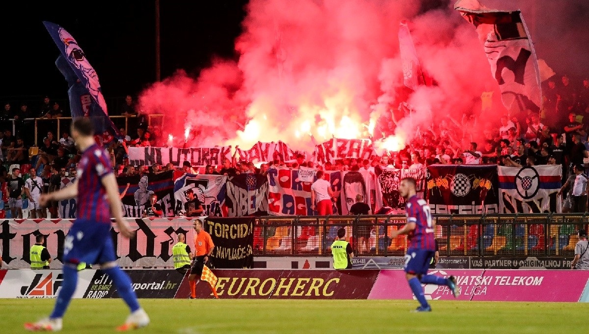 Torcida u Gorici pobacala baklje u teren