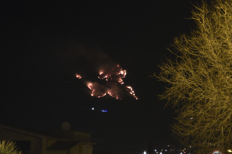 VIDEO Gori iznad Solina. Na terenu deseci vatrogasaca, puše jak vjetar
