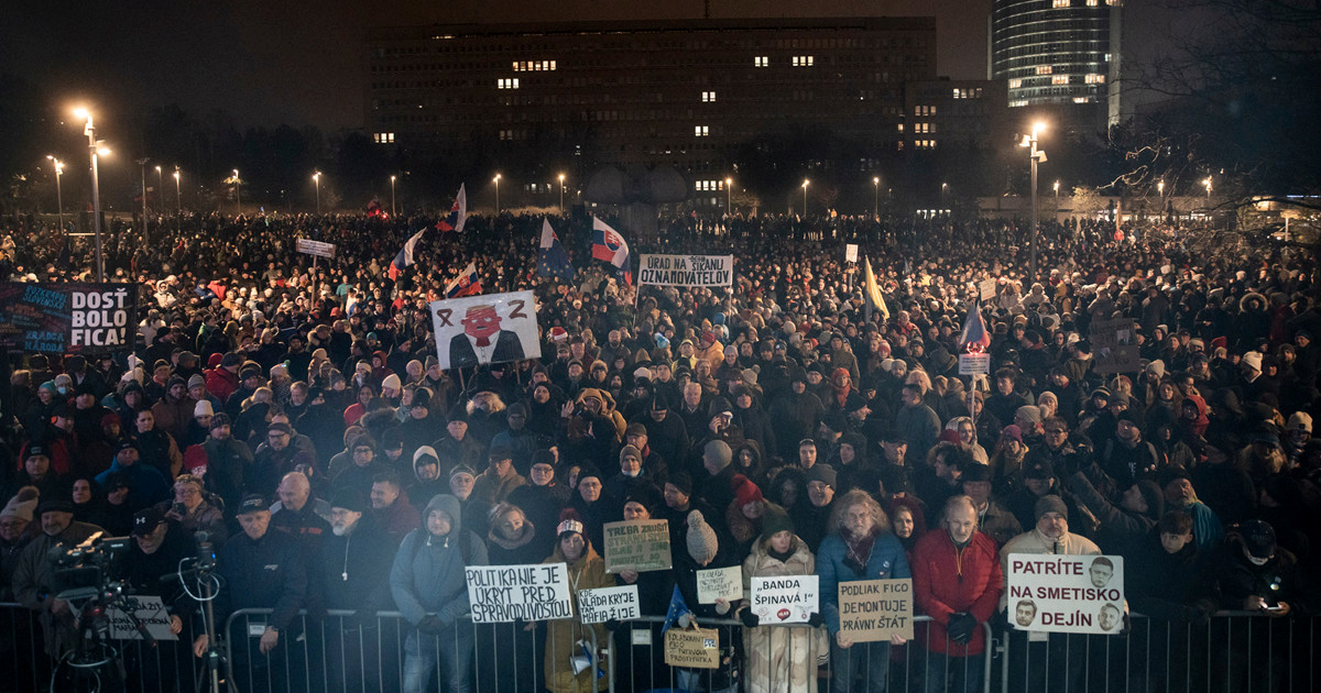 FOTO Slovaci izašli na ulice. Skandirali Ficu: "Ostavka, ostavka"