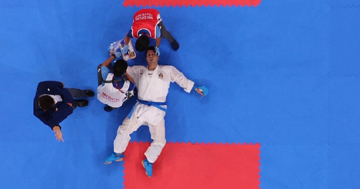 Nokautiran je u finalu i iznesen s borilišta. Svejedno je osvojio olimpijsko zlato